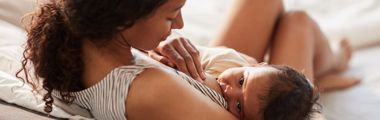 La leche materna ayuda a los bebés a crecer y a desarrollarse 