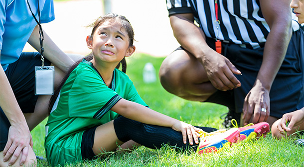 Mantener a los niños seguros en los deportes infantiles deberia ser la prioridad para los padres y los entrenadores.