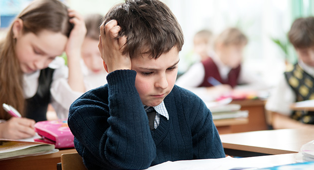 Los desafíos en la escuela y los exámenes pueden causar una reacción en los niños que enfrentan un trauma infantil. 