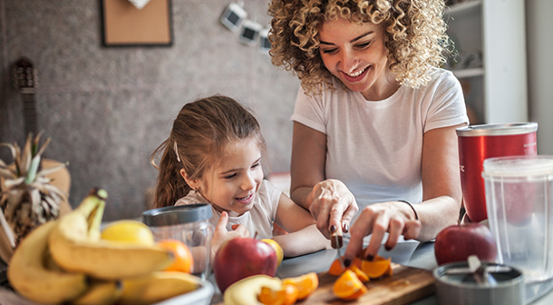Los niños pueden ayudar en la cocina. Solo asegúrese de supervisarlos cuando preparen alimentos calientes o estén usando objetos filosos.
