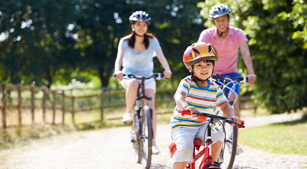 Montar bicicleta en familia es un hábito saludable divertido.