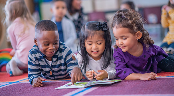 La escuela es otro lugar donde los niños pueden aprender a cooperar y ser más empáticos.