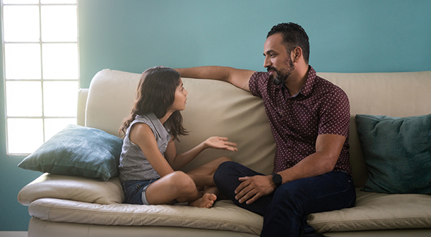 Un padre hablando con su hija preadolescente sobre problemas de adolescentes