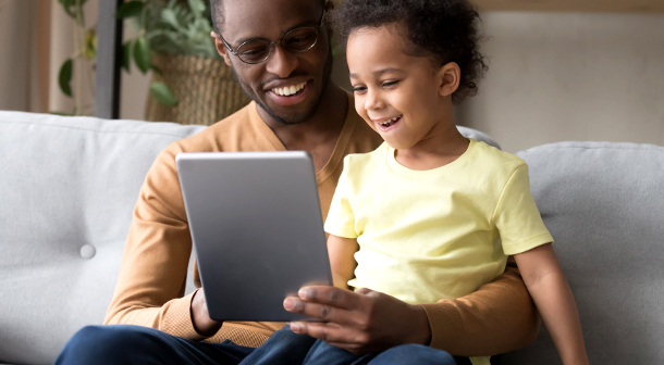 Usa el tiempo de pantalla como una oportunidad para pasar tiempo con tus hijos y enseñarles sobre el mundo