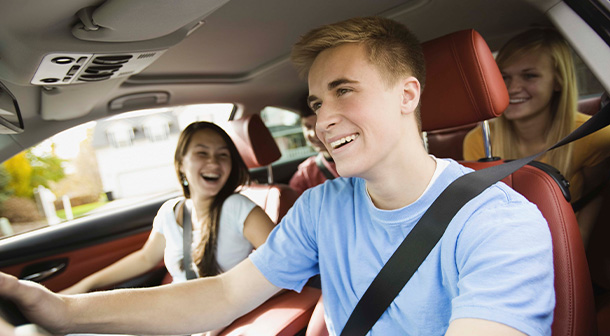 Asegúrate de que tus hijos adolescentes sepan el número legal de pasajeros que pueden llevar en el coche