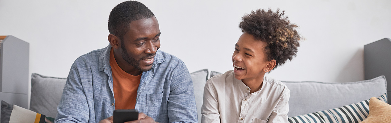 Usted puede ayudar a que el cerebro de su hijo adolescente se desarrolle mejor al designar una hora para la familia y mantenerse conectado con sus actividades y amigos.