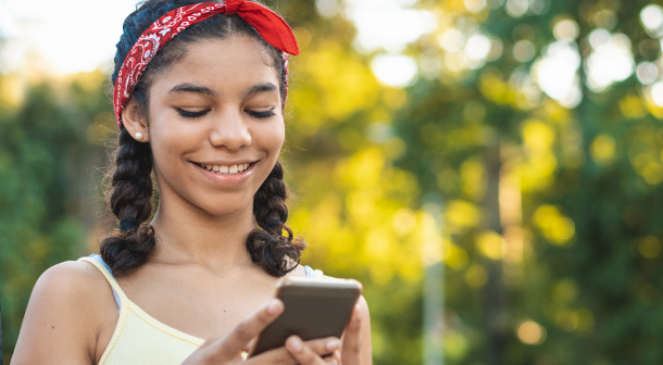 Aprenda sobre las aplicaciones y las redes sociales que utiliza su hijo adolescente; háblele sobre mantenerse a resguardo en internet.