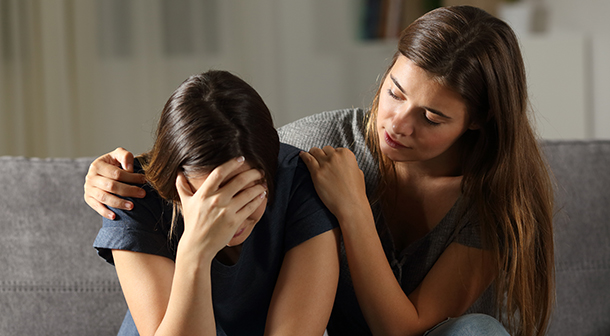 Si su hijo deja de hablar con sus amigos, puede ser una señal de problemas de salud mental.