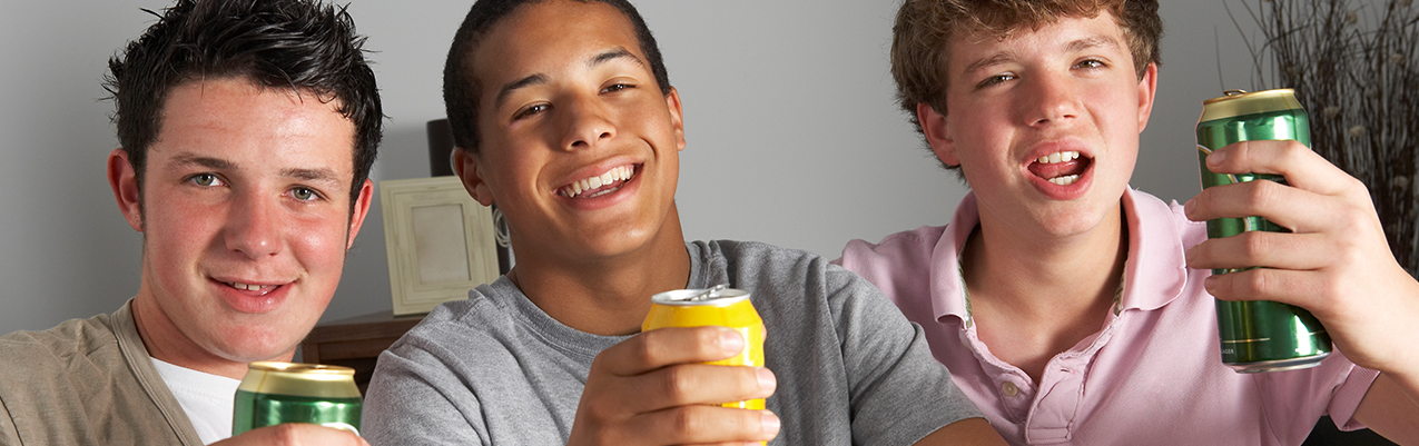 Entender por qué los adolescentes experimentan con las drogas y el alcohol puede ayudar a los padres a lidiar con el problema.
