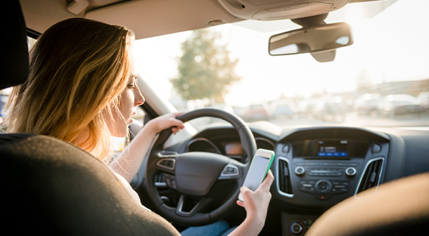 Cuando su hijo adolescente utiliza el teléfono celular mientras conduce, sus ojos y su mente se apartan del camino. Conducir distraído es peligroso. 